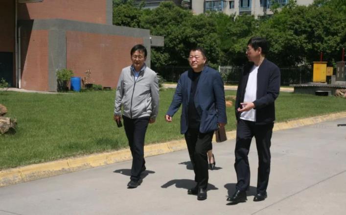 三亿股份董事长邢雅江慰问一线生产员工 三亿股份董事长邢雅江慰问一线生产员工