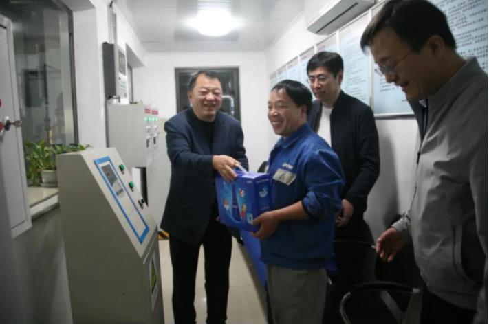 三亿股份董事长邢雅江慰问一线生产员工 三亿股份董事长邢雅江慰问一线生产员工