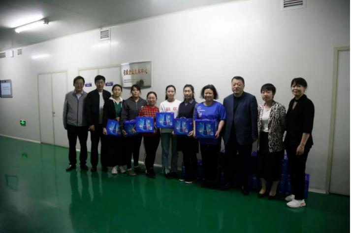 三亿股份董事长邢雅江慰问一线生产员工