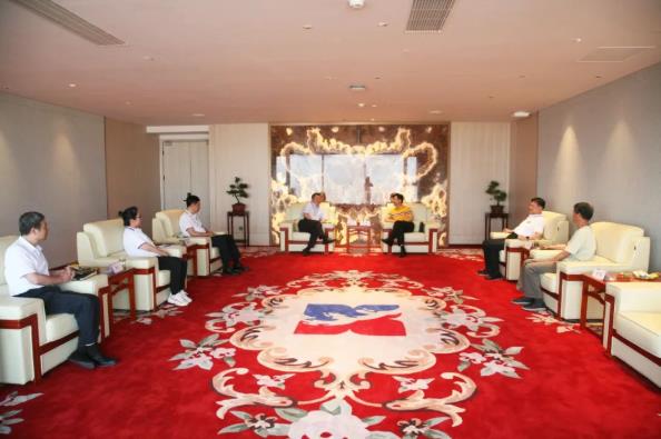 陕西服装学院及五零五药业吕明董事长一行到访三亿股份