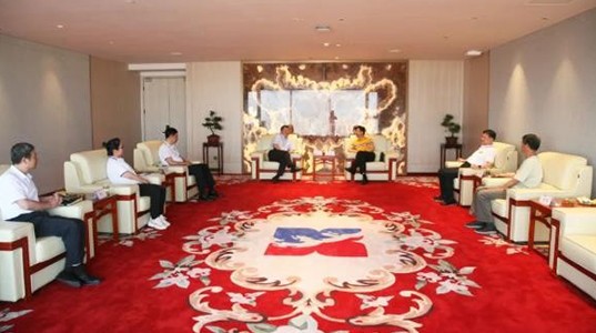 陕西服装学院及五零五药业吕明董事长一行到访三亿股份