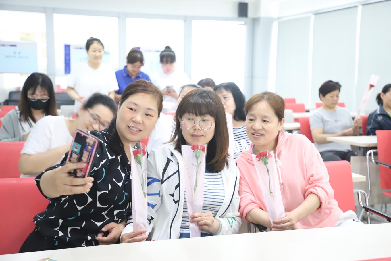 2022年三亿股份母亲节观影活动