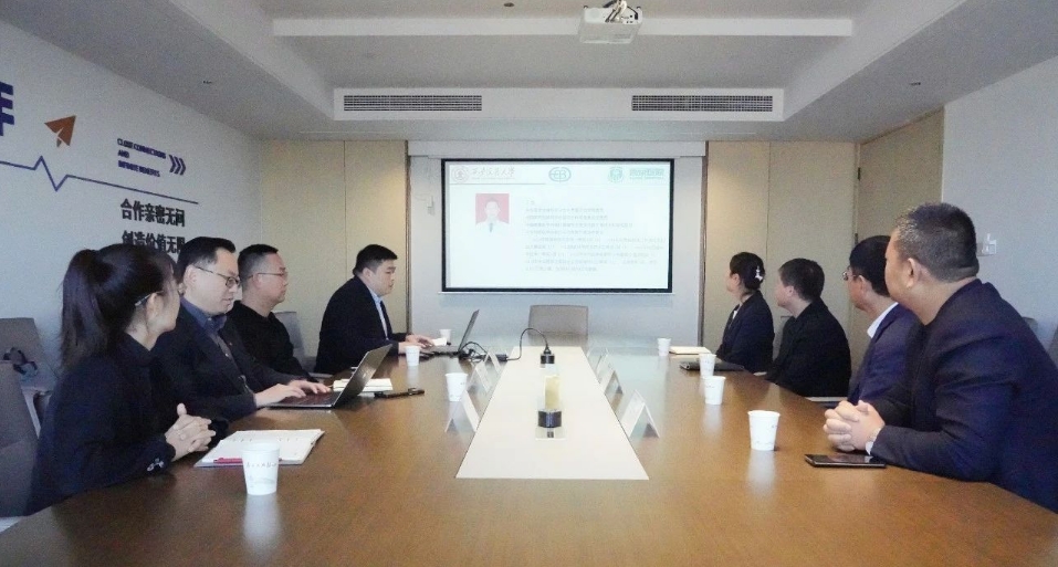 西安交通大学生命科与技术学院院长徐峰、西京医院脊柱科主任医师丁坦莅临三亿股份考察交流